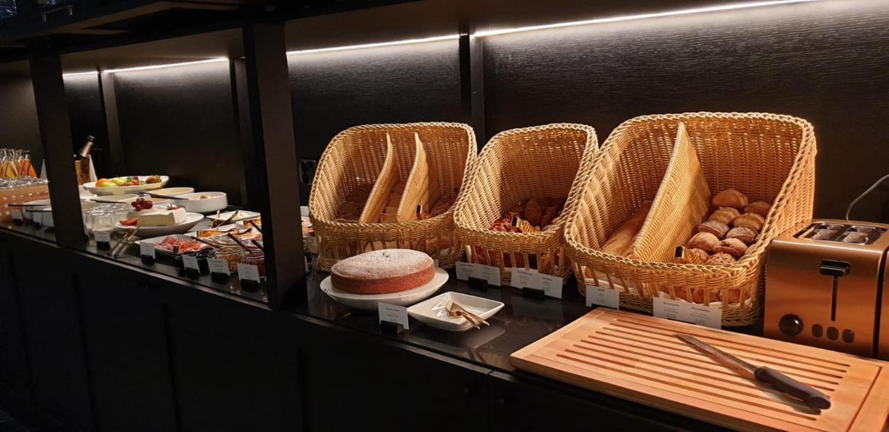 Torel Palace פורטו מראה חיצוני תמונה Bread and pastry at a buffet